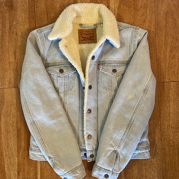 Levi's Original Sherpa Trucker Jacket in light wash - Picture 5 of 15